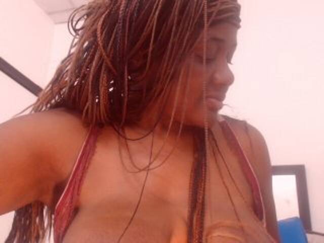 Capturas de tela de transmissão BigBustyBlack