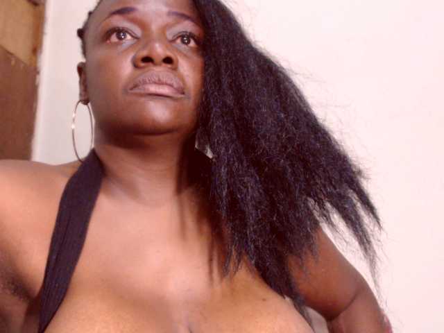 Capturas de tela de transmissão BigBustyBlack