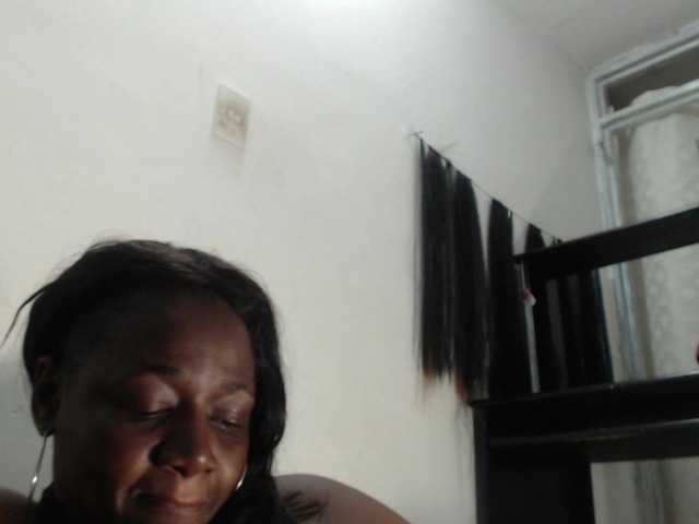 Capturas de tela de transmissão BigBustyBlack