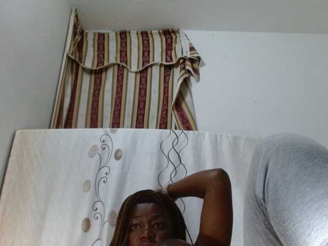 Capturas de tela de transmissão BigBustyBlack