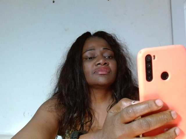 Capturas de tela de transmissão BigBustyBlack