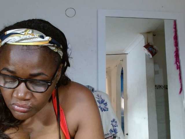 Capturas de tela de transmissão BigBustyBlack