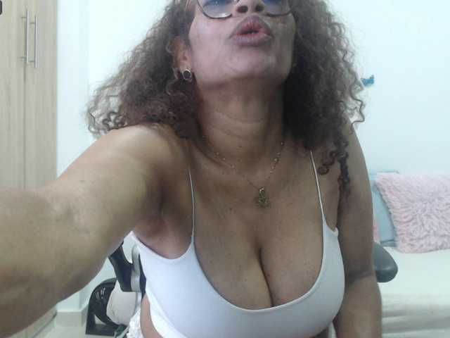 Capturas de tela de transmissão BustyXMilf