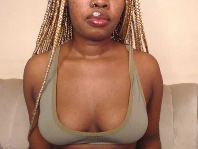 Capturas de tela de transmissão Curvyblaire18
