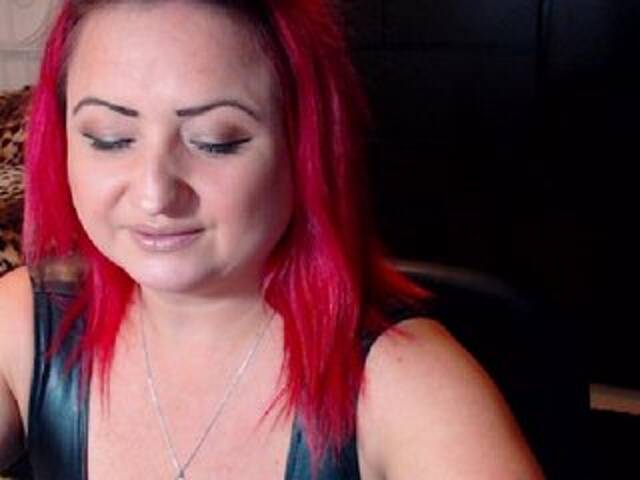 Capturas de tela de transmissão KinkyDomina