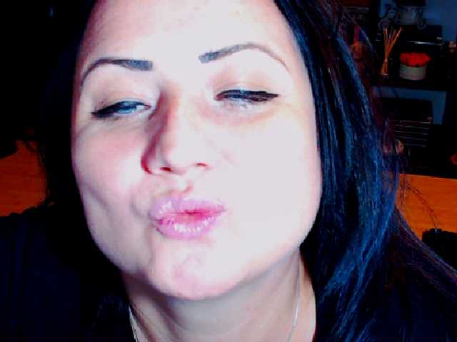 Capturas de tela de transmissão KinkyDomina