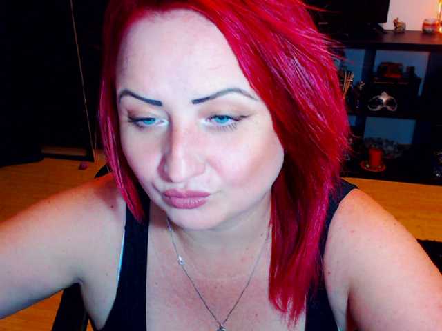 Capturas de tela de transmissão KinkyDomina