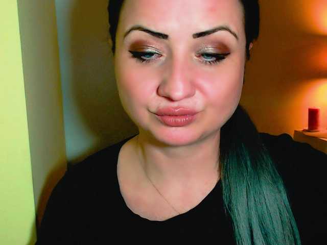 Capturas de tela de transmissão KinkyDomina