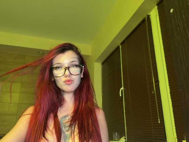 Capturas de tela de transmissão ElliKitty