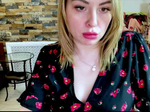Capturas de tela de transmissão HollyDoll