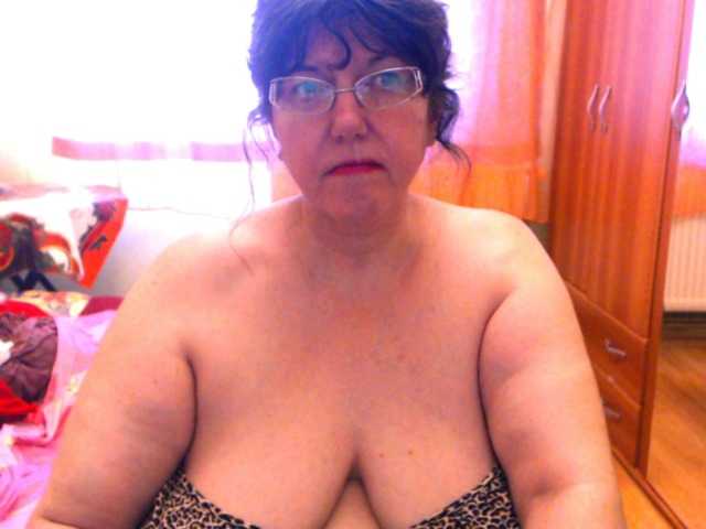 Capturas de tela de transmissão HugeTitsXXX