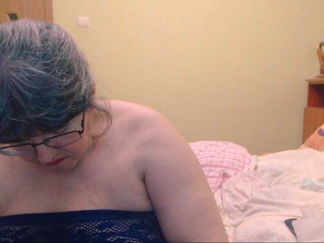 Capturas de tela de transmissão HugeTitsXXX