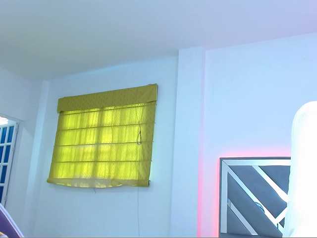 Capturas de tela de transmissão IsaPetite1