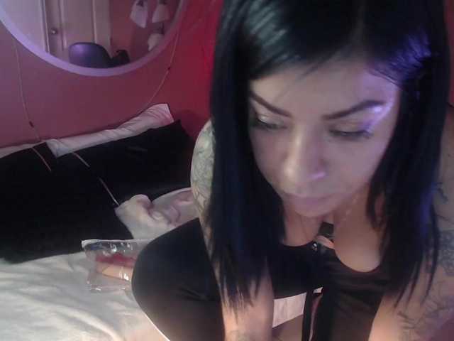 Capturas de tela de transmissão Issa-Bella