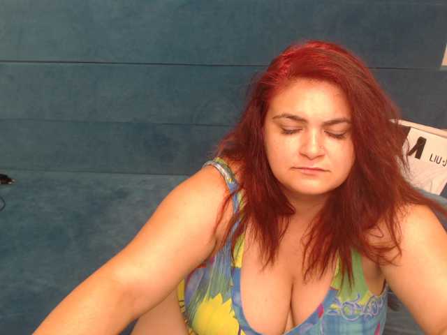 Capturas de tela de transmissão KinkycurvyAss