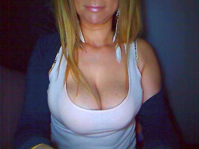 Fotos Lilly66 hi boys, if u wish to play with me - i use a lots of apps and like to be in touch with my customers, to view u is 20 to see my body 30 :)