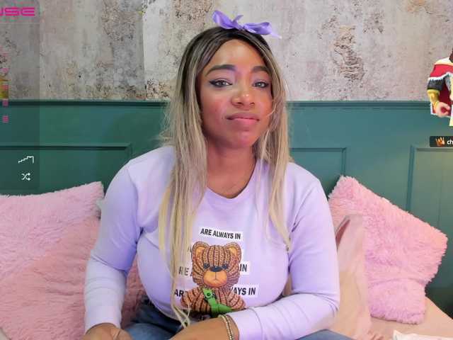 Capturas de tela de transmissão MiaBigBoobs