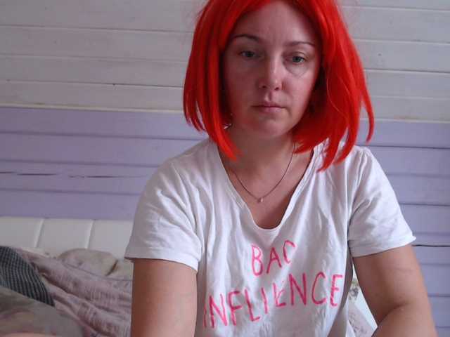 Capturas de tela de transmissão MonikaBloom