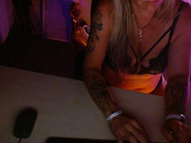 Capturas de tela de transmissão Ashley-Rose