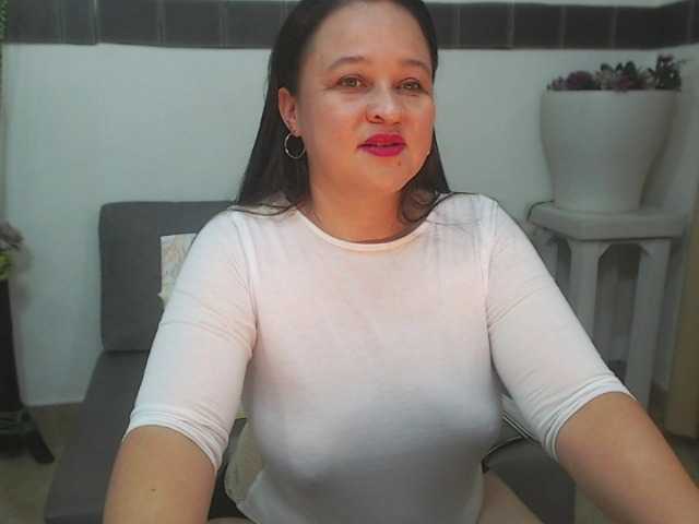 Fotos Nikky-Summer i m simple women, very funny and horny. i want Be your mommy