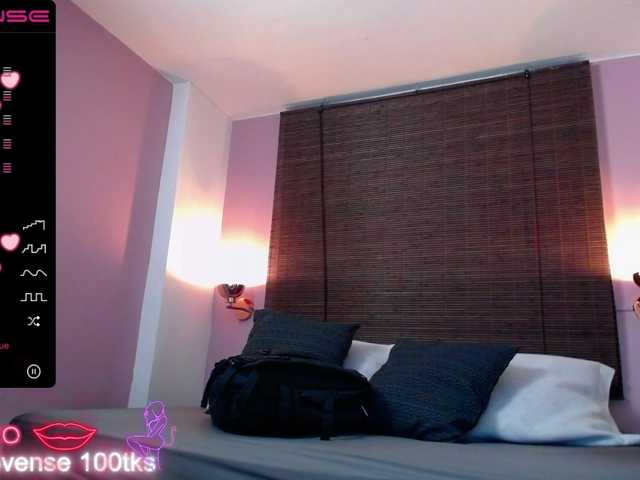 Capturas de tela de transmissão Sara-Jones-S
