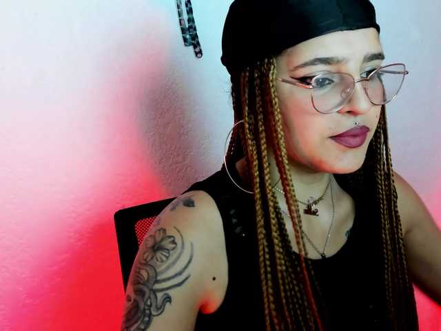 Capturas de tela de transmissão SarahDark
