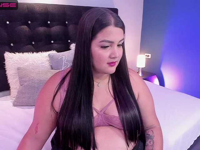 Fotos TINAHILLS Let me wrapp on my big thighs will crush your hot cock and my big smile will make you crazy - Multi-Goal : ♥♥Our cum♥♥ #curvy #cum #bigboobs #bigass #lovense