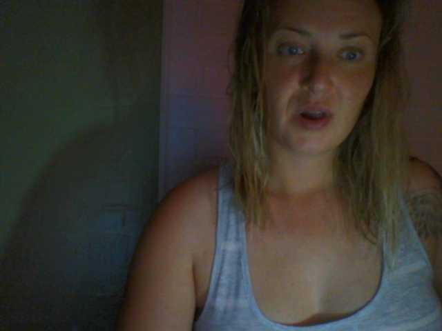 Fotos XswetaX I look at your cam for 30 tokens. chest-40 tokens